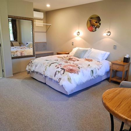 Blue Ridge Studios And Bed & Breakfast Te Anau Exteriör bild