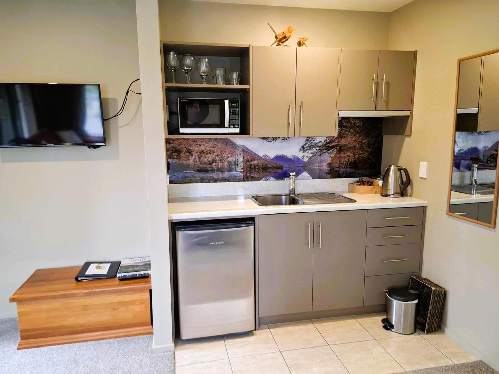Blue Ridge Studios And Bed & Breakfast Te Anau Exteriör bild