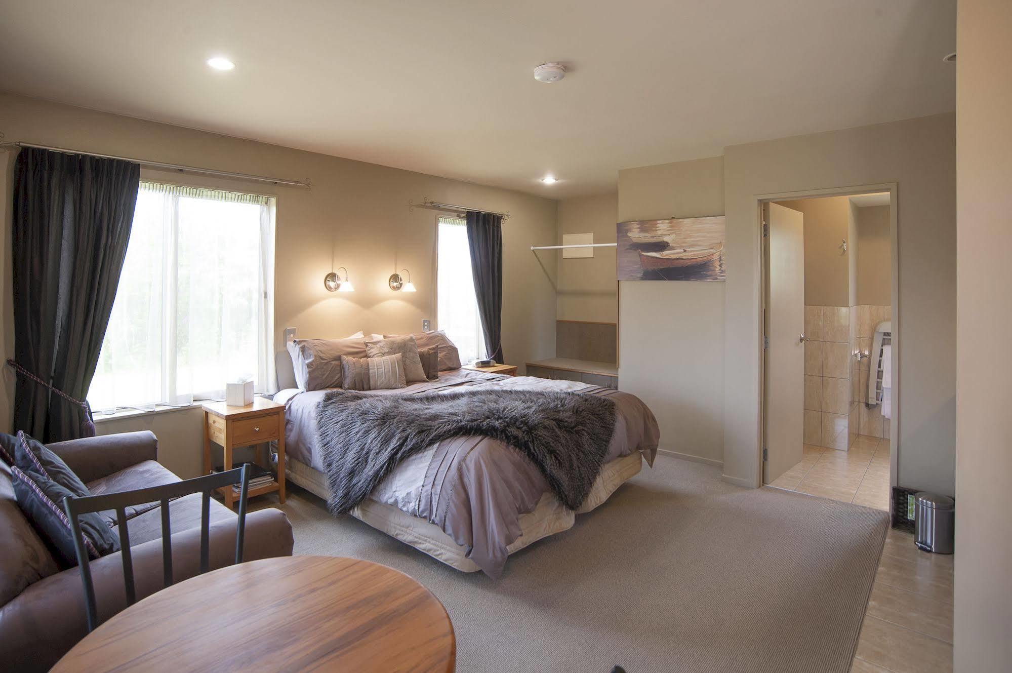 Blue Ridge Studios And Bed & Breakfast Te Anau Exteriör bild