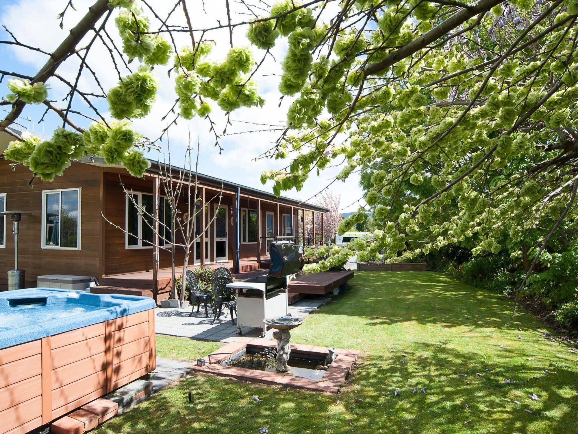 Blue Ridge Studios And Bed & Breakfast Te Anau Exteriör bild